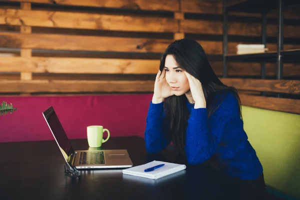 Chica cansada en la oficina moderna mirar portátil. Coworkong — Foto de Stock