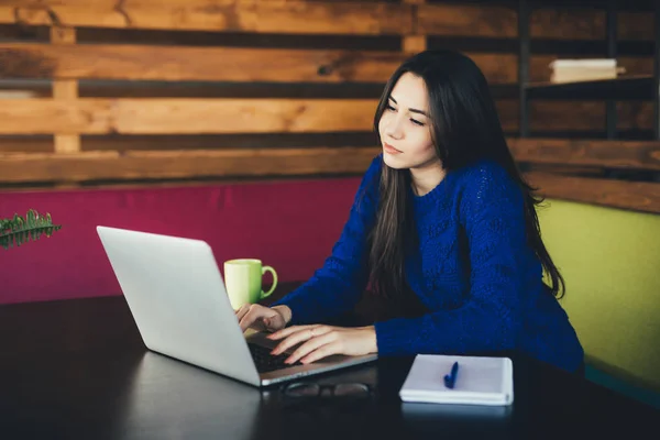 Mujer joven en el moderno centro de oficinas. Coworking . — Foto de Stock