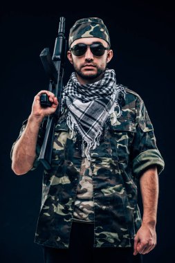 Terörist atack. Öğe, dikey, terörist silah ve sunglases koyu arka plan üzerinde