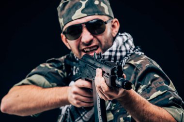 Terörist atack. Öğe, dikey, terörist silah ve sunglases koyu arka plan üzerinde