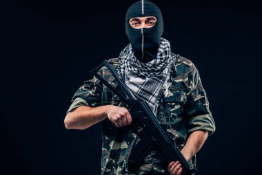 Terörist saldırı. Siyah arka plan üzerine silahlı terörist