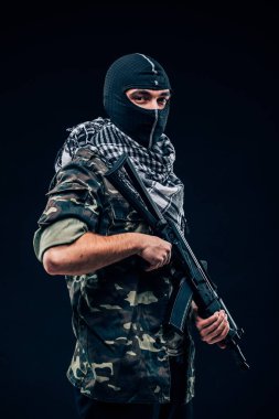 Terörist saldırı. Siyah arka plan üzerine silahlı terörist