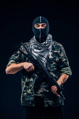 Terörist saldırı. Siyah arka plan üzerine silahlı terörist