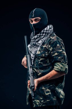 Terörist saldırı. Siyah arka plan üzerine silahlı terörist
