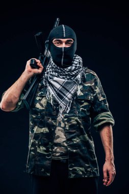 Terörist saldırı. Siyah arka plan üzerine silahlı terörist