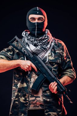 Terörist saldırı. Siyah arka plan üzerine silahlı terörist