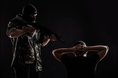 Terörist edici rehine siyah arka plan üzerine top