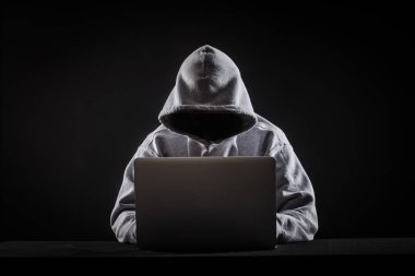 Bir dizüstü bilgisayarda hacker