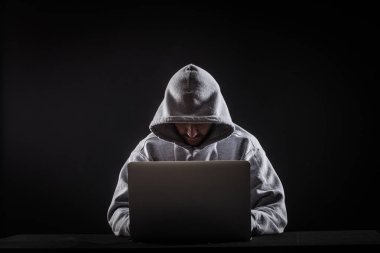 Bir dizüstü bilgisayarda hacker