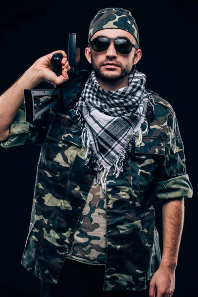 Terrorista Attack. Portré a terrorista fegyvert és strandpapucsot át sötét háttér — Stock Fotó