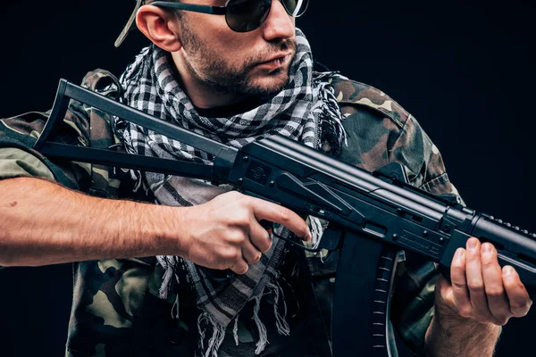 Terrorist atack. Porträtt av Terrorist med pistol och boendepriser över mörk bakgrund — Stockfoto