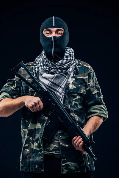 Ataque terrorista. Terrorista com arma sobre fundo preto — Fotografia de Stock
