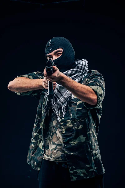 Atak terrorystyczny. Terrorysta z pistoletu na czarnym tle — Zdjęcie stockowe