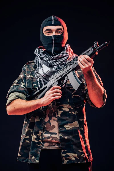 Terroristische aanslag. Terrorist met pistool op zwarte achtergrond — Stockfoto