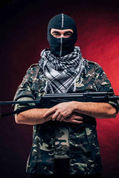 Ataque terrorista. Terrorista com arma sobre fundo preto — Fotografia de Stock
