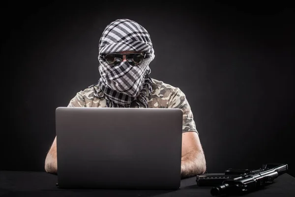 恐怖分子在他的计算机上工作。关于国际危机、 战争和恐怖主义的概念 — 图库照片