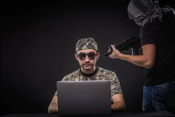 Atacator terorist hacker cu arme de lucru la laptop . — Fotografie, imagine de stoc