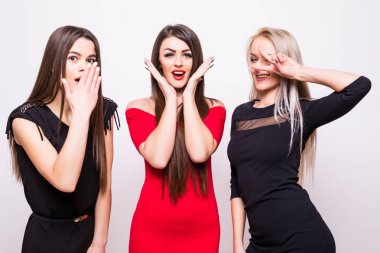 Üç moda model gece kıyafetleri içinde kamera eğlenin.