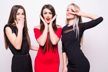 Üç moda model gece kıyafetleri içinde kamera eğlenin.