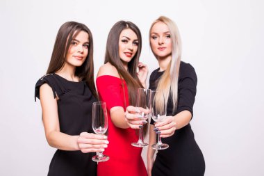 gülümseyen genç kadınlar parti boş gözlüklerle kutluyor