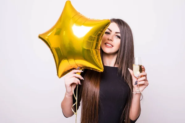 Mujer con globo en forma de estrella bebiendo champán — Foto de Stock