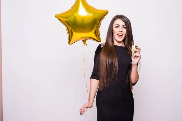 Mujer en vestido negro con globo en forma de estrella bebiendo champán — Foto de Stock