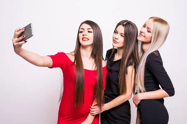 Trzy modele w sukienki zrobić selfie. — Zdjęcie stockowe