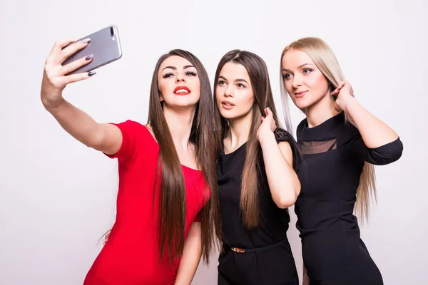 Tre modeller i klänningar gör selfie. — Stockfoto