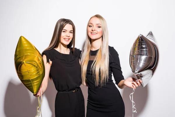 Dvě šťastné atraktivní mladé ženy večírek — Stock fotografie