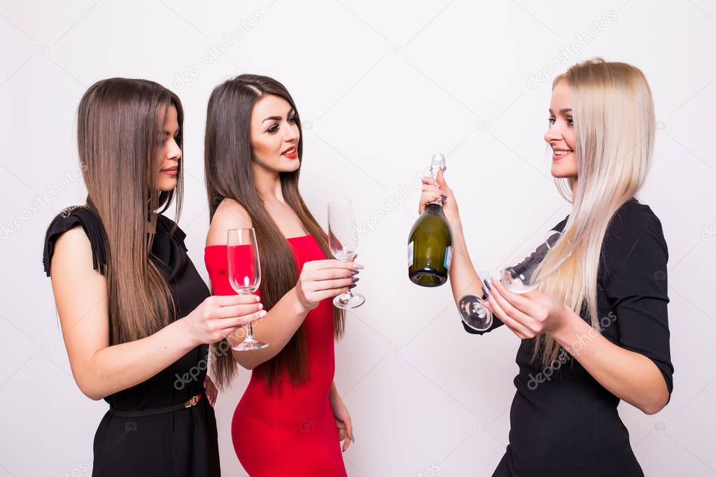 filmi-dve-molodie-russkie-lesbiyanki-pyut-shampanskoe-trahnul-chuzhuyu-devushku