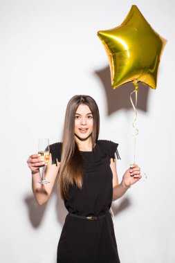 Mutlu şok çekici genç yıldız holding siyah elbiseli kadın şeklinde balon ve içki şampanya