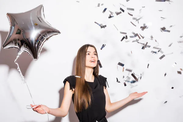 Belleza mujer sosteniendo estrella globo con confeti mosca — Foto de Stock