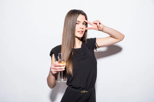 Joyeux attrayant jeune femme en robe noire tenant ballon en forme d'étoile et boire du champagne — Photo