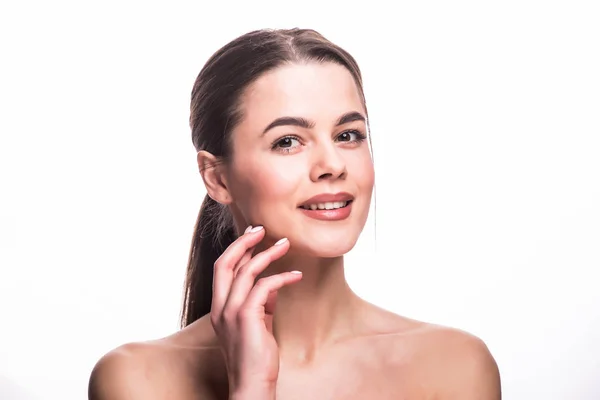 Hermosa mujer joven con piel limpia fresca toque propia cara. Tratamiento facial. Cosmetología, belleza y spa . — Foto de Stock