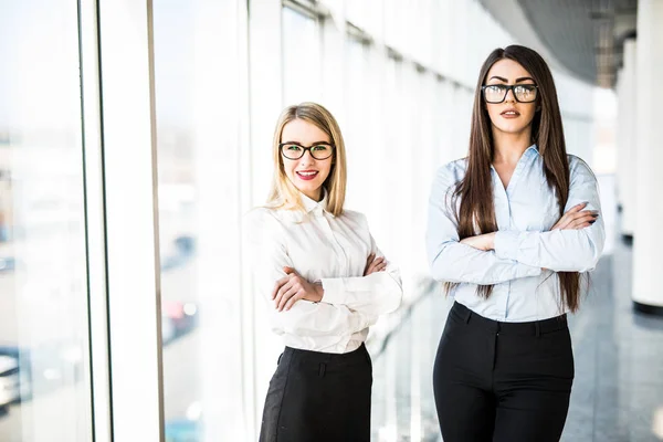 Retrato de las mujeres de negocios en la oficina moderna . — Foto de Stock