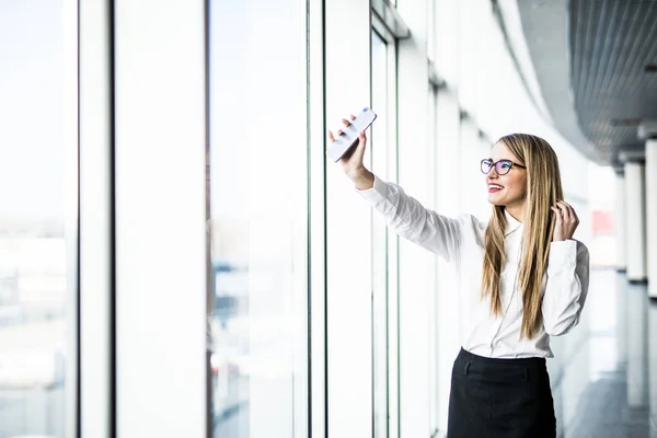 Donna d'affari prendere selfie in ufficio moderno . — Foto Stock