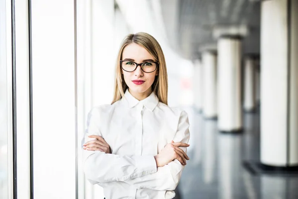 Ritratto di donna d'affari bionda con le mani incrociate in ufficio moderno . — Foto Stock