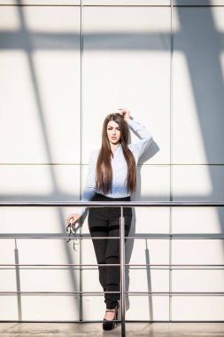 Modern ofis binasındaki iş kadını.