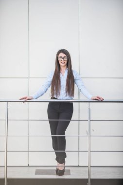 Modern ofis binasındaki iş kadını.