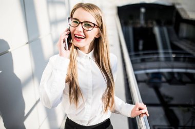 İşkadını akıllı telefonda konuşurken cep telefonu üzerinde.