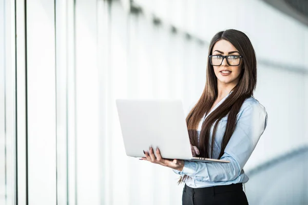 Mujer de negocios con portátil en la oficina moderna . — Foto de Stock