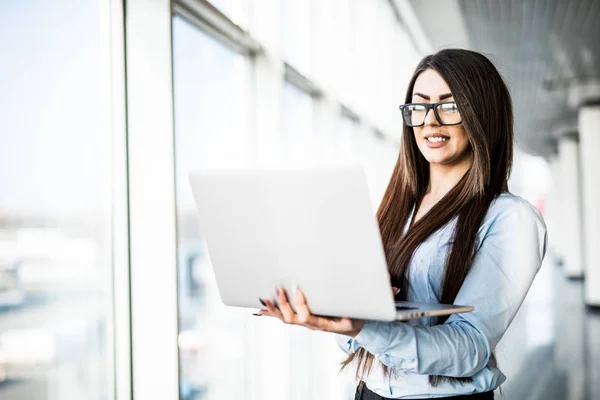 Mujer de negocios con portátil en la oficina moderna . — Foto de Stock