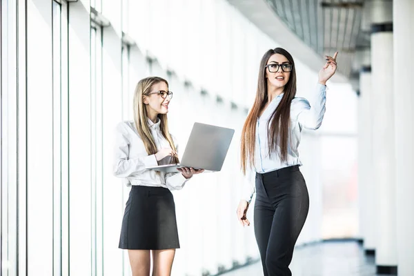 Mujeres de negocios discuten sobre la reunión en la oficina moderna . — Foto de Stock