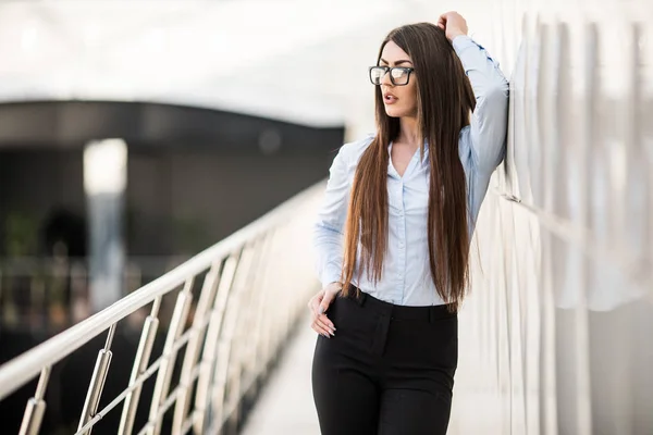 Portrait of young beautiful business woman in office — Stock Photo, Image