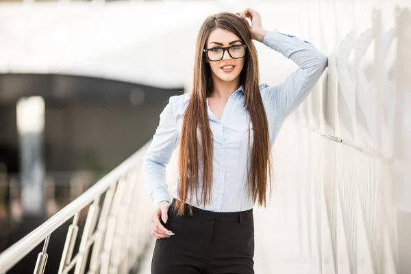 Portret van jonge mooie zakenvrouw in kantoor — Stockfoto