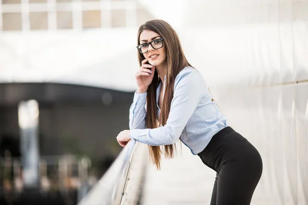 Femme d'affaires prospère au bureau — Photo