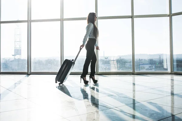 Mulher de negócios no aeroporto correndo com bagagem — Fotografia de Stock