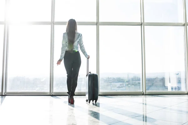 공항에 있는 젊은 여자 — 스톡 사진