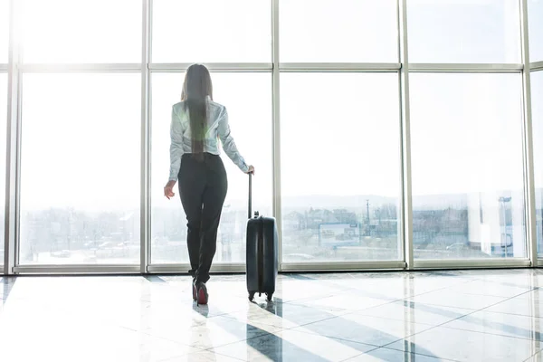 Junge Frau im Flughafen — Stockfoto