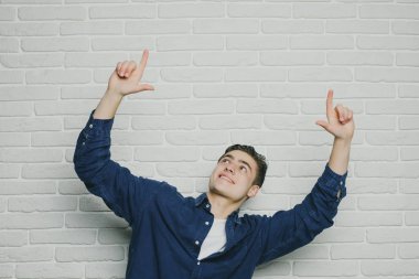 Mutlu delikanlı ile zafer yumruklarını kaldırdı